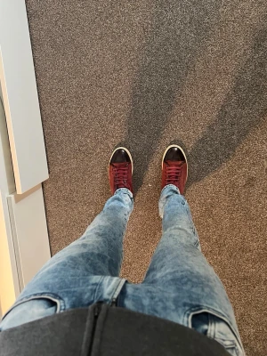 Replay anbass Ljusblå  slim fit jeans - Säljer ett par ljusblå slim fit jeans med klassisk femficksdesign och dragkedjegylf. Jeansen har en tvättad look och sitter tajt längs benen för en modern stil. Perfekta till sneakers och hoodie för en avslappnad vibe. Replay anbass W28 L32