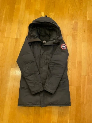 Canada Goose Vinterjacka - Väldigt stilig och mycket bra skick på jackan, behövs bara tvättas. Storlek M men passar mycket väl S. En av mina favoriter, vill gärna byta mot Burberry, annars kom med förslag. Pris går oxå att diskutera
