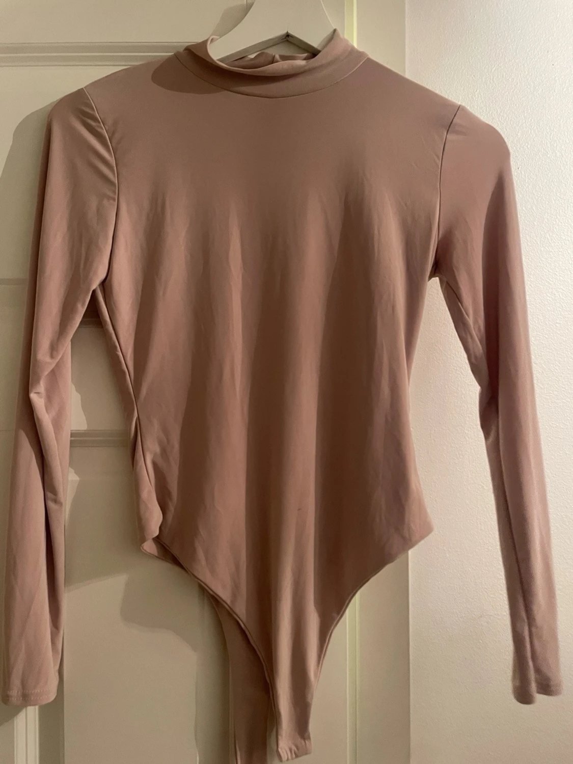 Beige långärmad body med polokrage och glansigt material