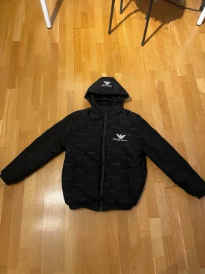 EA7 Vinter/Höst Jacka - Väldigt bra skick, använder ej. Pris går att diskuteras även byten (GBG)