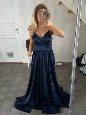 Balklänning marinblå - Superfin balklänning som jag nu säljer då den inte kommer till användning🥰 Den har använts 2 gånger men har tvättats i kemtvätten efter användning. Lite sliten längs ner men inget som syns på långt håll💞säljer den för 1000kr ☺️