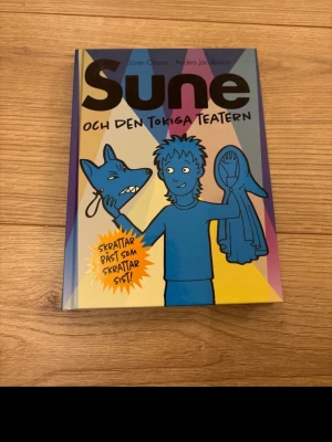 Sune och den tokiga teatern - Bok om Sune, skriven av Sören Olsson och Anders Jacobsson. Perfekt för dig som gillar humor och lättlästa berättelser.