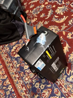 Svart batteripack för elfordon - Säljer ett svart batteripack från Shenzhen High Power Energy, troligen till elcykel eller elscooter. Rektangulär form med etiketter och QR-koder på ovansidan. Utrustad med anslutningskablar och plastskal. Perfekt för dig som behöver extra kraft till ditt elfordon.