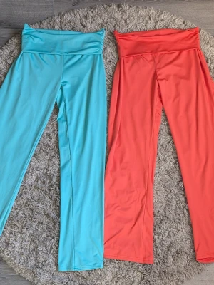 Coral & teal pants - Säljer dessa virala, trendiga och väldigt eftertraktade yogapants i coral och teal som båda är i nyskick. Stretchigt och mjukt material som sitter skönt på kroppen. Perfekt till sommaren! Säljer de separat på min profil men man kan också få köpa båda för lite billigare i denna annons ❤️ midjemått 37 cm mätt platt rakt över men stretchiga så passar nog alla. De i teal är någon cm längre än coral byxorna och passar mig som har 79 cm i innerbenslängd, coral byxorna är lite korta på mig.