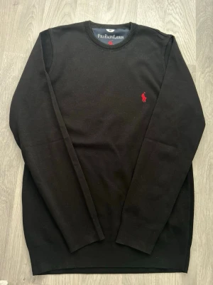 Svart stickad tröja Polo Ralph Lauren - Stickad tröja från Ralph Lauren, använt enbart ett fåtal gånger och tagits hand om. Storlek M