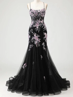Svart balklänning  - Elegant svart balklänning med tunna axelband och vacker blommig brodyr i rosa och lila toner. Klänningen har figurnära passform, utsvängd kjol i tyll och snörning i ryggen för extra detalj. Perfekt för bal eller festliga tillfällen. Helt ny