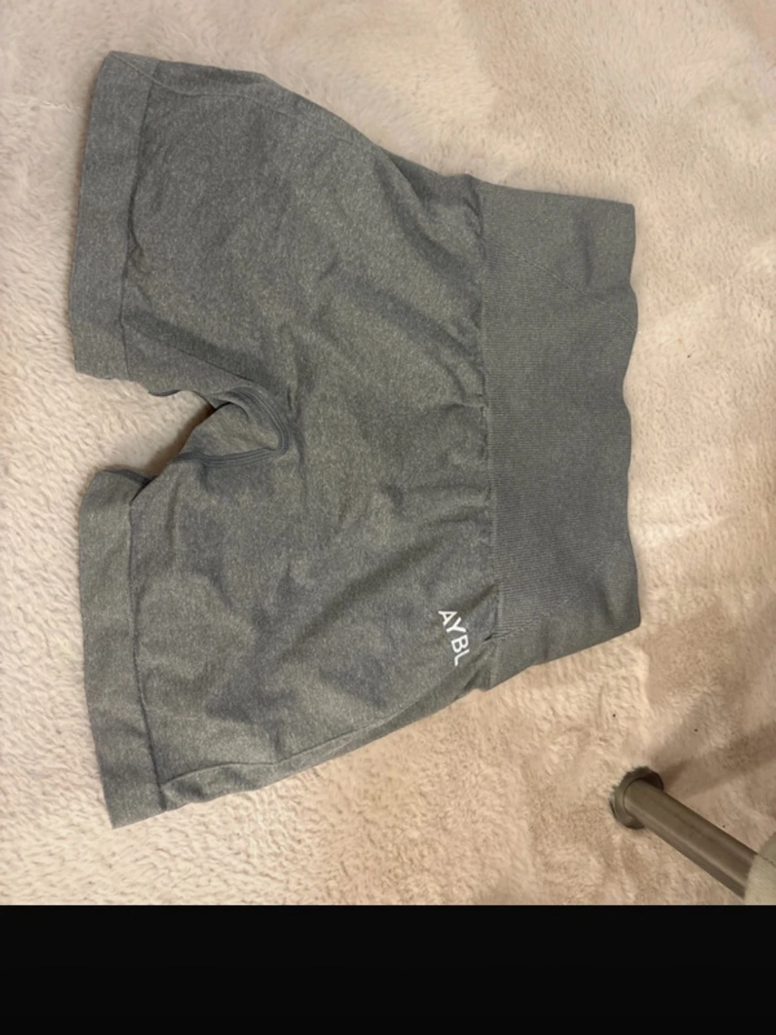 Grå högmidjade shorts från AYBL