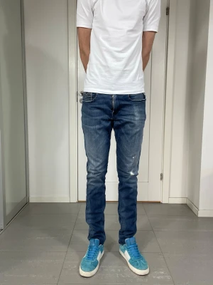Replay Anbass Jeans  - Säljer nu dessa Replay Anbass jeans med lite slitningar som kommit ifrån användning, W31 o l34, skriv för fler bilder/frågor🙌🏼 