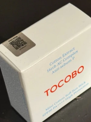 TOCOBO Mini Cotton Soft Sun Stick - Lyxig K-beauty solsticka från TOCOBO i praktiskt miniformat. SPF50+ PA++++ ger högt skydd samtidigt som huden vårdas med bomullsfröextrakt, panthenol och hyaluronsyra. Lätt formula som återfuktar utan att kännas kladdig eller lämna vit hinna. Perfekt att ha i väskan för snabb återapplicering, även över smink.  11 g. Ny, öppnad i originalkartong.  Priset är redan lågt så jag prutar inte, men erbjuder bra rabatt vid köp av flera saker. Rensar hemma – kolla gärna mina andra annonser också!