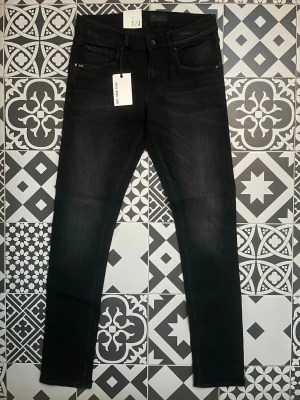 tiger of sweden jeans nya - Feta tigero of sweden jeans i modellen slim med snygg wash helt nya. Inga defekter och det är bara att skriva vid frågor eller mer bilder mvh
