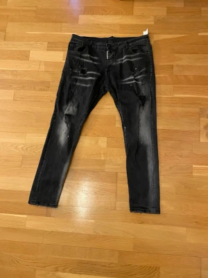  Dsquared 2 Svarta Jeans - Priset är väldigt diskuterbart. Fick dem som en gåva men passar ej. Icke äkta