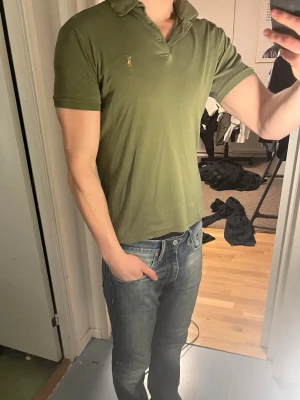 Ralph Lauren Piké  - Tja säljer nu en Ralph Lauren Piké i storlek S o färgen grön. Riktigt fint skick utan några defekter nypris runt 1799kr mitt pris 249kr. Hör av dig vid frågor eller funderingar.