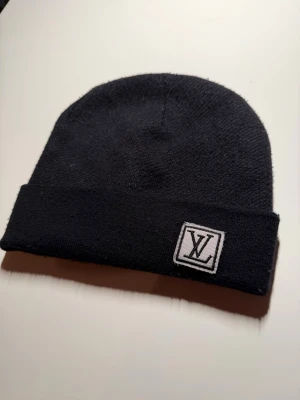 Svart stilren mössa – clean design - Svart mössa med enkel och stilren design. Bekväm passform och stretchig så den passar de flesta.  Bra skick och passar perfekt till vardags eller streetwear.