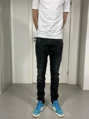 2 st Replay Jeans  - Säljer nu dessa Replay Anbass Jeans, W34 o L34, skriv för fler bilder/frågor🙌🏼Säljer nu dessa Replay Anbass Jeans i W33 o L34 med snygga slitningar i populär design, skriv för fler bilder/frågor🙌🏼