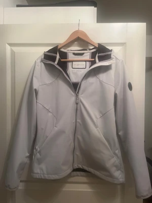 Ljusgrå vindjacka från Sail racing - Snygg ljusgrå vindjacka från Sail racing. Perfekt för blåsiga dagar och enkel att matcha med olika outfits. Vindjackan passar dig som har S. Priset är 599kr. Finns två fläckar på armen men som kan förmodligen försvinna i tvätten. Kom gärna med frågor eller prisförslag