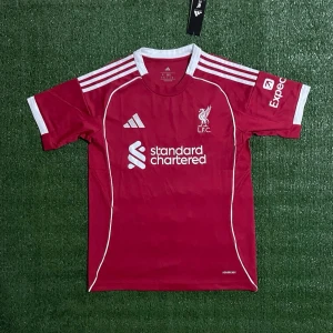 Liverpool tröja - Säljer denna riktigt snygga tröjan till ett riktigt bra pris skriv till om ni är intresserad!