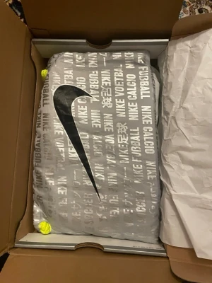 Nike Mercurial gula fotbollsskor - Säljer ett par Nike Mercurial fotbollsskor i en riktigt snygg neongul färg med svarta detaljer , de helt ny , 