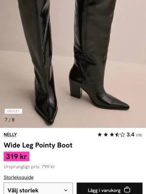 Svarta pointy stövlar från Nelly - Säljer ett par svarta höga stövlar från Nelly med bred passform och spetsig tå. Stövlarna har en chunky klack och är tillverkade i glansigt konstläder. Snygga boots som används en gång på festival och har fått lite märken på sig (se bild 3,4,5). Märkena är på insidan av skon så det syns ej.  Klack: 8,5 cm.  Slutsålda hos Nelly.  Priset går att diskutera.  Nypris 799kr. 