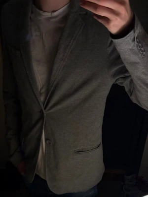 Grå Blazer från House - Schysst grå blazer från House, passar perfekt med en skjorta under, Storlek S