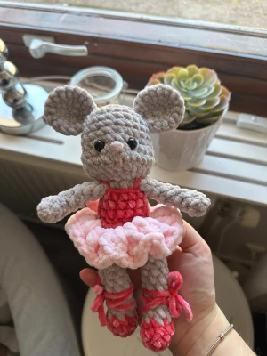 Virkad ballerina mus - Söt virkad ballerina mus med rosa kjol och skor. Musen har säkerhetsögon som inte är lämpliga för barn under 3 år💗