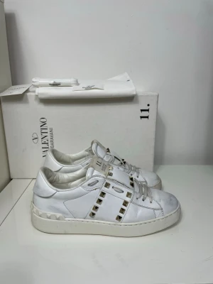Valentino Rockstud Skor  - Säljer nu dessa Valentino Rockstud Skor med ett nypris på 7 700 kr!, skriv för fler bilder/frågor🙌🏼 