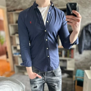 Ralph Lauren skjorta - Slim fit, Mycket fint skick, inga defekter. Nypris ca 2000kr. Storlek S, passar dig som är 173-183cm ungefär. Skriv för mer information!🤝