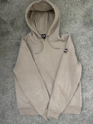 Beige hoodie från Colmar Originals - Snygg beige hoodie från Colmar stolen m men själv tycker jag den sitter som mellan S o m hör av er vid frågor! Nypris 1799kr