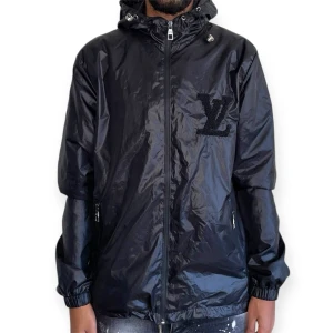 L.V Vindjacka, Svart, Storlek L - Helt ny, högkvalitativ replika. Modellen är 175 cm lång och bär storlek M på bilden. Pris: 1299 kr. Leverans: Skickas inom 24 timmar. Notera: Begränsat antal- först till kvarn 