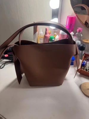 Acne väska  - Superfin acne väska som inte kommer till användning längre, köpt på vestiare för några år sen men fortfarande i bra skick