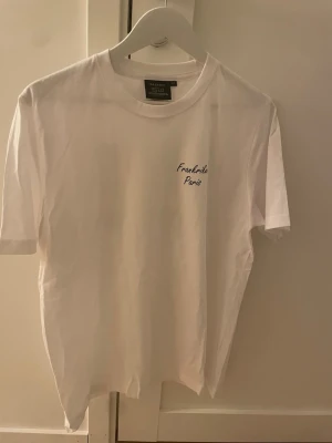 Vit T- shirt  - Vit T-shirt med Paris/ Eifelltornet motiv på ryggen! Pris 219kr! Obs:helt ny!  Storlek S - M finns! Vid köp ange storlek som önskas! MVH MOV3