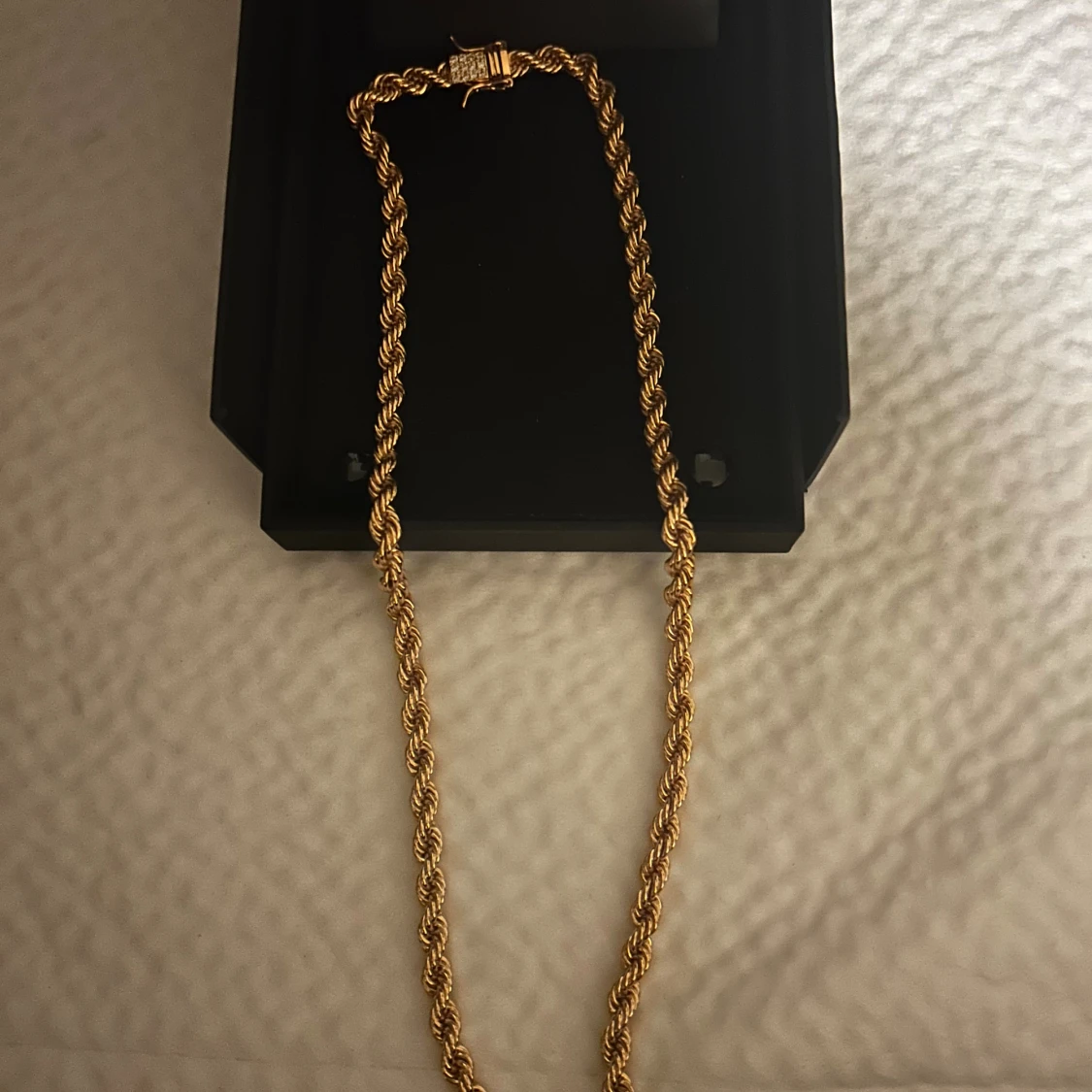 Guldfärgat tvinnat halsband