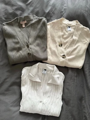 Beige ribbad toppar i olika färger  - Alla 3 för 100kr 