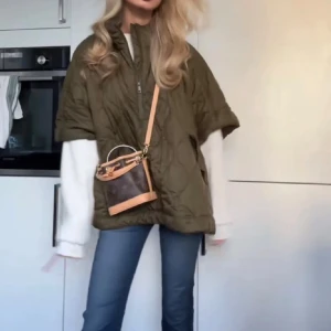 Hm quiltad poncho - Säljer nu min virala HM poncho i storlek S