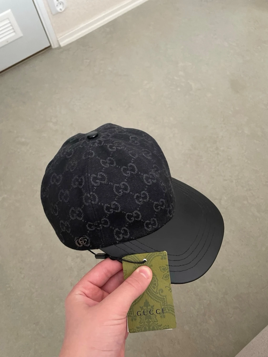 Svart keps från Gucci med GG-mönster