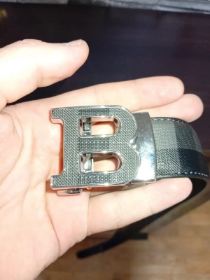 Burberry bälte - Mycket fint svart Burberry bälte aldrig andvänd passar perfekt till allt speciellt svarta jeans. Pris ej hugget i sten vid snabb affär.