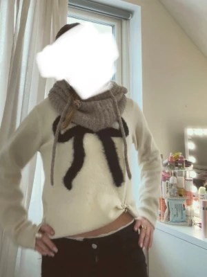 Stickad balaklava  - super mysig balaklava från object❣️ köpt på plick men knappt använd, som ny.  den är typ grå beige i färgen och sticks inte alls och är jätte mjuk, säljer då den inte kommer till anvöndning❤️