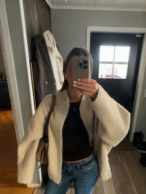 Beige teddyjacka från ONLY - Slutsåld beige teddy liknande jacka från Only. Amvänd nån enstaka gång så som ny. Nypris 699kr. Storlek L men sitter oversize på mig som är en S. Tryck gärna på köp nu. 