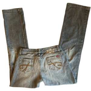 Vintage ljusblå lowwaist flare/ straightleg jeans, y2k/ cyber/ alt/ 2000tal/ 00tal/ 2000s/ 00s/  2008/ 2009 - Ljusblå lågmidjade straightleg/ flare jeans! 100% bomull 