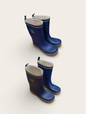 2 par Blå Tretorn Gummistövlar – Strl 33 & 34 - Säljer två par klassiska mörkblå gummistövlar från Tretorn. Perfekta nu till vårens slask och förskolelek. Säljes med fördel som ett paket så har du redan nästa storlek redo när fötterna växer, men kan även köpas styckvis.  Par 1: Storlek 33  Par 2: Storlek 34  Skick: Båda paren är i helt ok skick och redo för fler lerpölar. Kommer från ett helt djur- och rökfritt hem.  Pris: 75 kr styckpris.  Finns i Bromma. Snabb och smidig affär prioriteras.