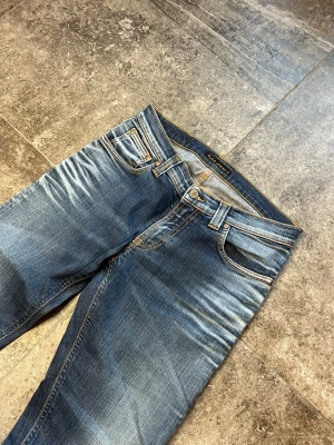 Vintage Nudie Jeans - Slim Kim  - Tja! nu säljer jag mina helt otroliga nudiesen i 29/32🫡Whiskersen på dessa är några av dom snyggaste jag sett. Tveka inte på att skriva ifall ni har frågor, priset är ej fast