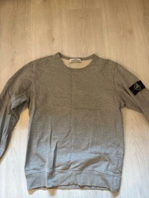 Grå Stone Island sweatshirt storlek S - Grå Stone Island sweatshirt storlek S. Bra skick.