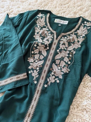 Abaya / jelabya  - Säljer dessa helt nya och oanvända fina abayas ( säljer flera av denna modell så bara att höra av er om antalet ni vill ha ). Har storlekarna  large i dessa💚