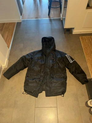 Peak Performance Skidjacka Herr - Varm och stilren skid/vinter jacka från Peak Performance av serien R&D. Gore-Tex och vattentät. Ena innerfickan saknar dragkedja (se bild) annars i gott skick. Går att förhandla priset! 