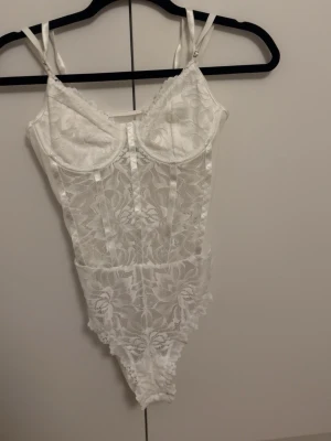 spets body  - vit spets body från shein i storlek XS. aldrog använd 