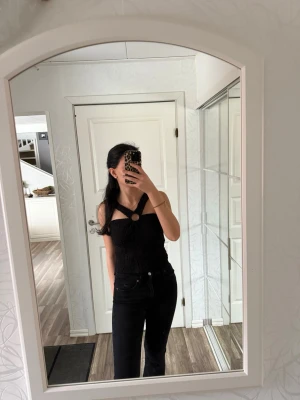 Svart topp  - Svart smockad topp