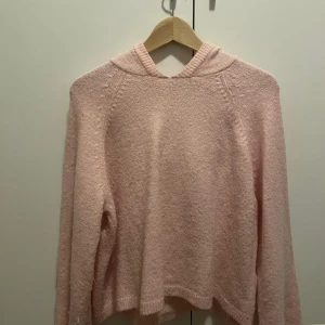 Ljusrosa stickad hoodie - Mysig ljusrosa stickad hoodie med huva och långa ärmar i mycket gott skick. Tröjan är i storlek XS men passar S/M! 💗