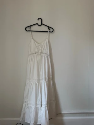 Vit sommarklänning - Vit sommarklänning 