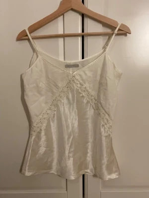Vit sidenlinnetopp från Saint Tropez - Snygg vit linnetopp från Saint Tropez i glansigt sidenmaterial. Finns inte att hitta någonstans 