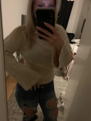 Stickad tröja  - Söt stickad tröja från Gina som tyvärr inte kommit till användning då den inte passar mig så bra, skit snygg till ett par snygga jeans eller några kostymbyxor 🥰