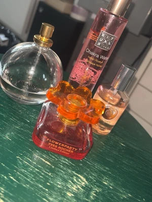 Parfymset med Flowerparty Yves Rocher och blandat - Fyra olika parfymer, bland annat Flowerparty från Yves Rocher Limited Edition i en röd och orange flaska med blomformad kork. Övriga flaskor är runda eller cylinderformade i klara och rosa toner. Perfekt för dig som gillar att variera doft. Säljer allihopa i ett paket för 140 kr 💕💕😇